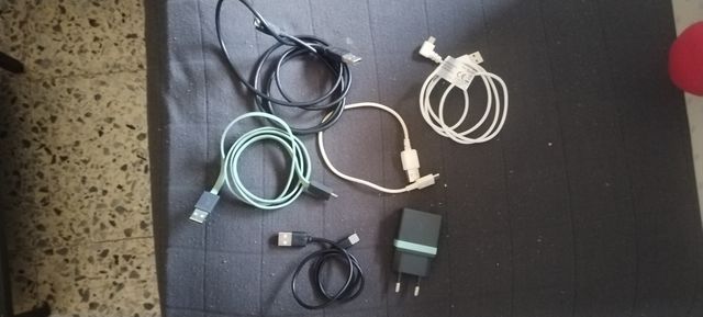 Cables USB y Adaptador de Corriente