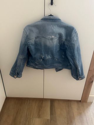 Chaqueta vaquera desgastada