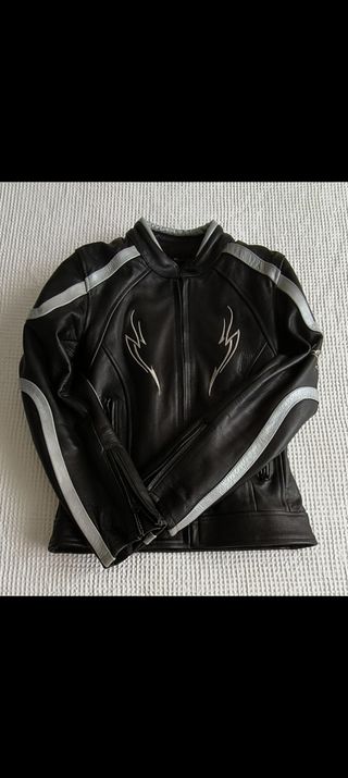 Chaqueta moto piel negra c/detalles plata. XS