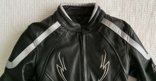 Chaqueta moto piel negra c/detalles plata. XS