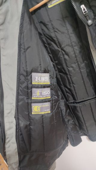 Chaqueta y pantalón para moto.