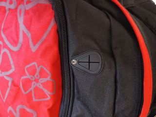 Mochila No Limits roja y negra