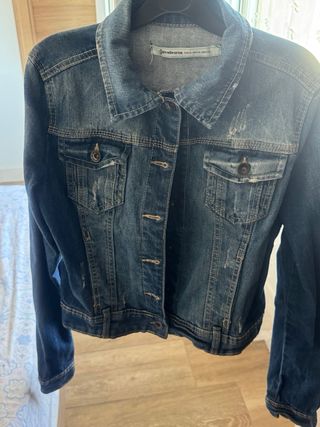 Chaqueta vaquera azul desgastada