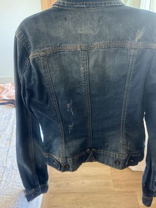 Chaqueta vaquera azul desgastada