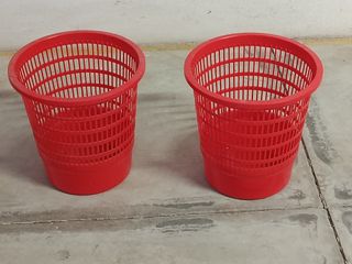 2 papeleras rojas de plástico