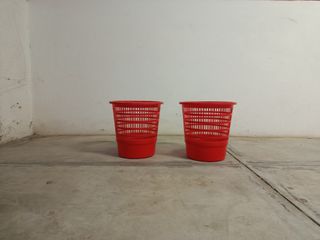 2 papeleras rojas de plástico