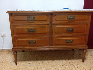 Cómoda antigua de madera y mármol