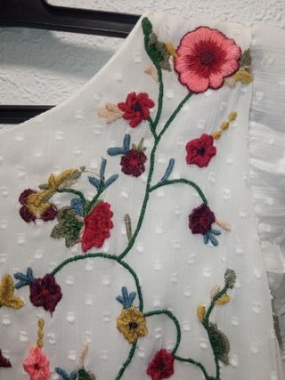 Blusa Zara blanca bordada flores