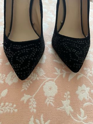 Zapatos negros ante con pedrería