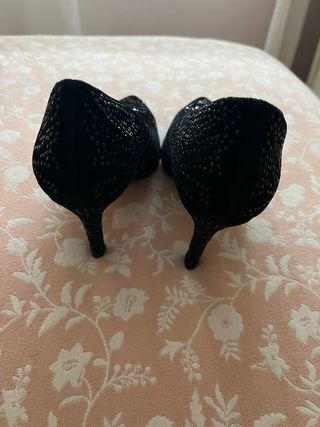 Zapatos negros ante con pedrería