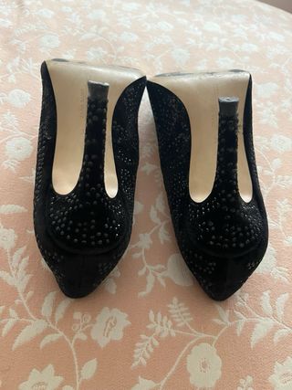 Zapatos negros ante con pedrería