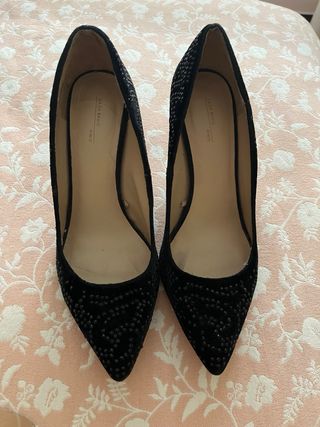 Zapatos negros ante con pedrería