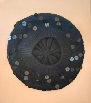 Gorro negro con lentejuelas