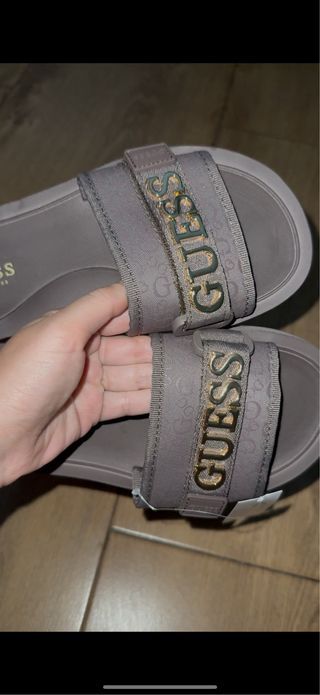 Chanclas Guess marrón dorado