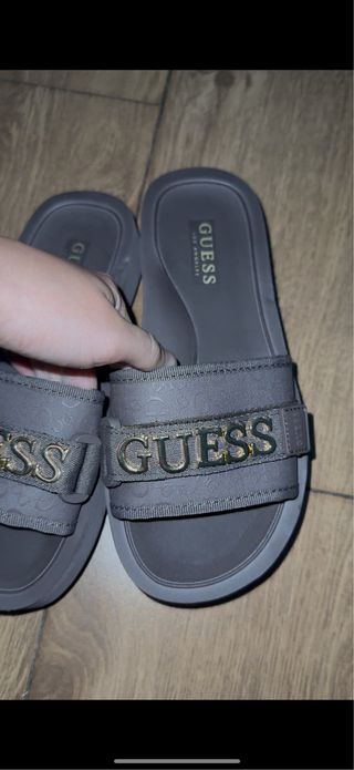 Chanclas Guess marrón dorado