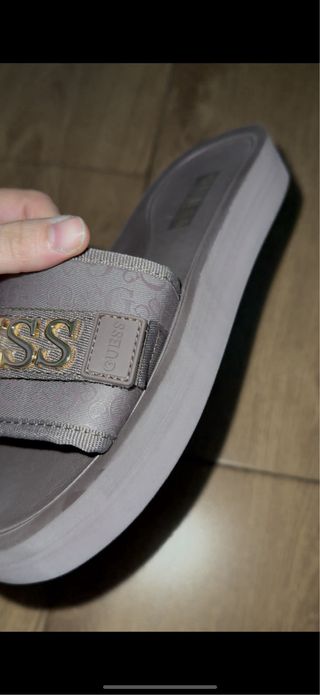 Chanclas Guess marrón dorado