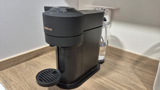 Cafetera Nespresso Vertuo Next Gris
