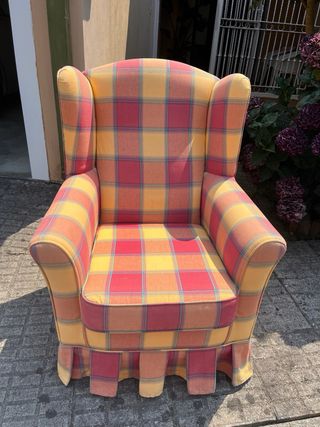 Sillón orejero rojo y amarillo