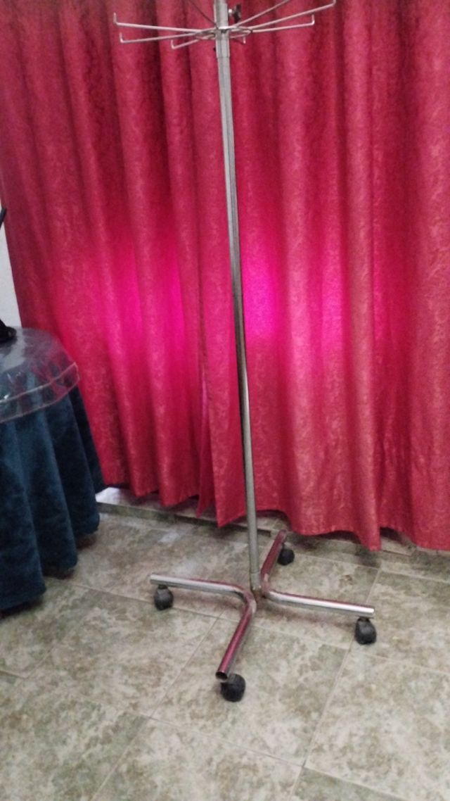 Perchero metálico con ruedas