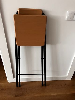 Taburete plegable marrón y negro