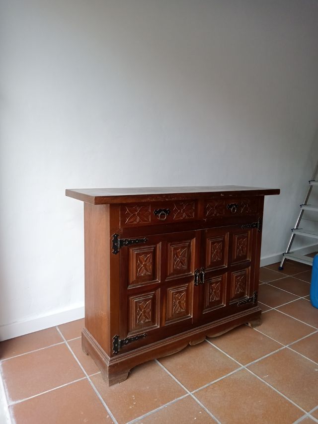 Taquillón madera tallado