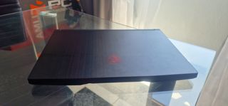 Portátil MSI gaming - Negro/Rojo.