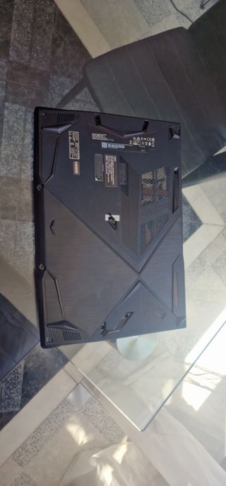 Portátil MSI gaming - Negro/Rojo.