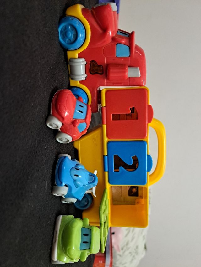 Camión de juguete con coches