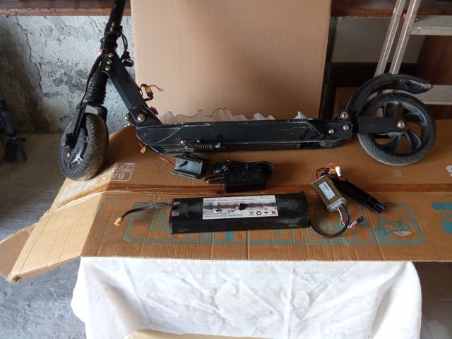 Kugoo Monopattino elettrico + batteria+caricabatte