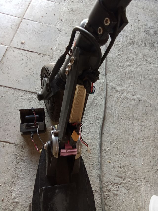 Kugoo Monopattino elettrico + batteria+caricabatte