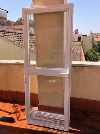 Puerta aluminio blanca 