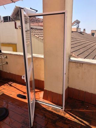 Puerta aluminio blanca 