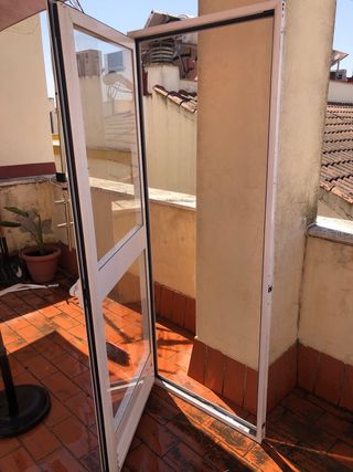 Puerta aluminio blanca 