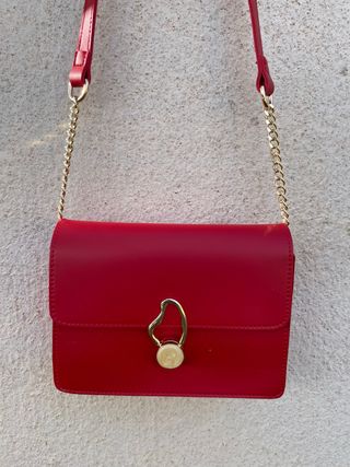 Bolso rojo cadena dorada