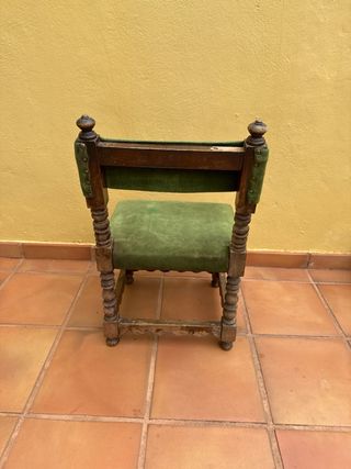 Silla antigua de madera y terciopelo