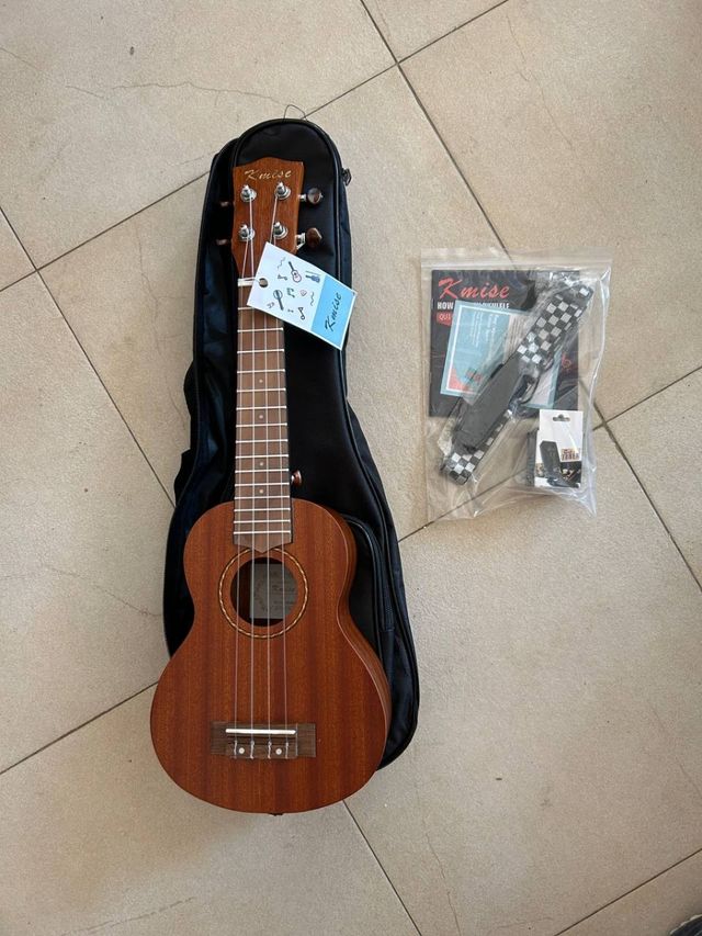 Ukelele Kmise con funda