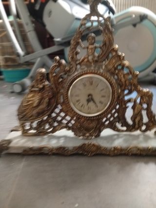 Reloj dorado con detalles blancos