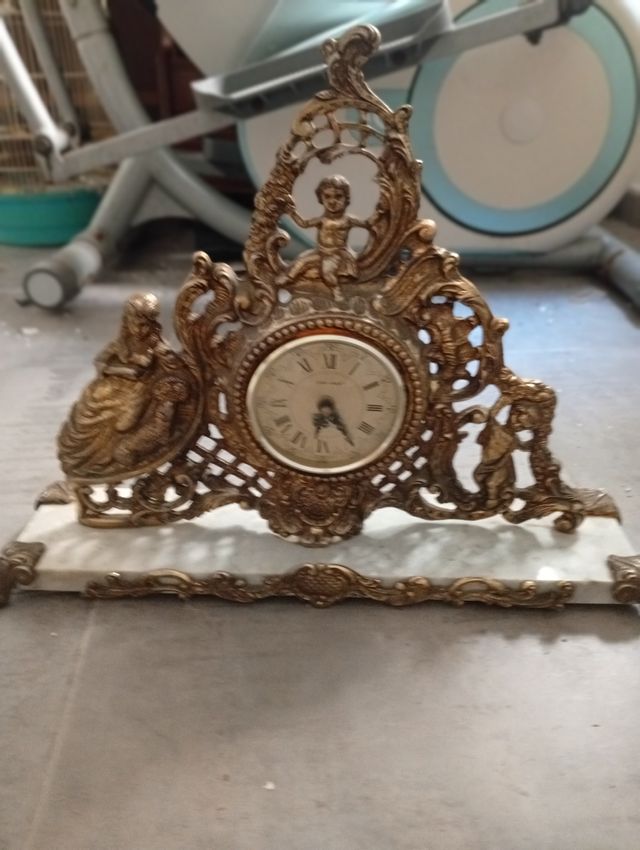 Reloj dorado con detalles blancos