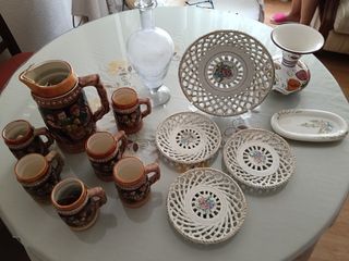 Antiguo juego cerámico: jarra y tazas, etc