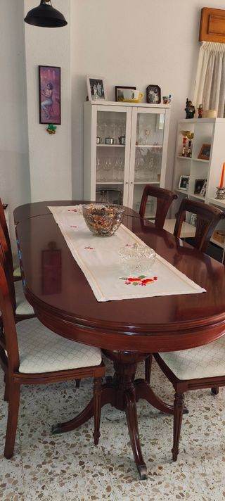 Mesa comedor con 6 sillas.