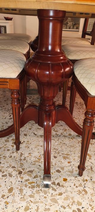 Mesa comedor con 6 sillas.