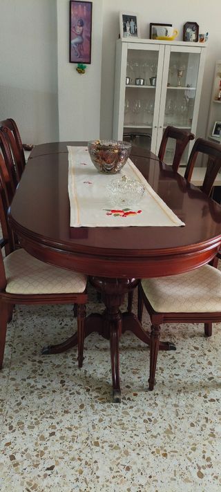 Mesa comedor con 6 sillas.