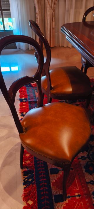 Mesa comedor con 6 sillas.