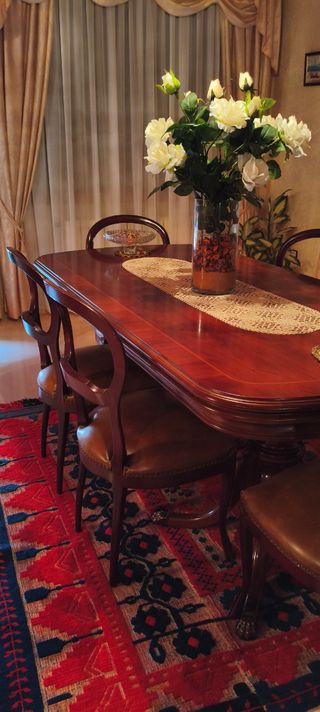 Mesa comedor con 6 sillas.