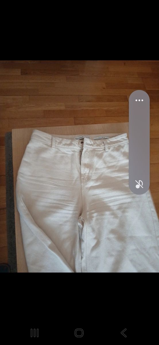 Vaqueros Bershka beige flecos