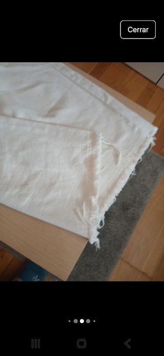 Vaqueros Bershka beige flecos