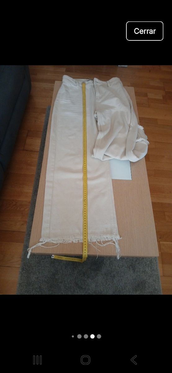 Vaqueros Bershka beige flecos