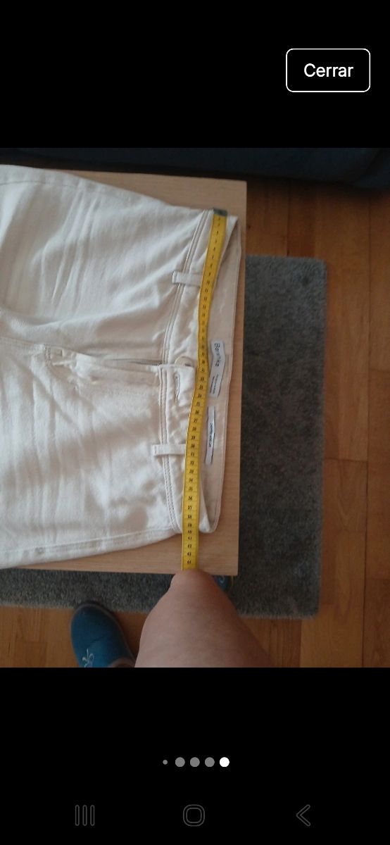 Vaqueros Bershka beige flecos