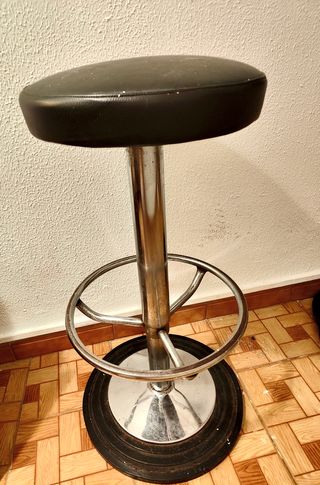 Taburete alto negro y plateado