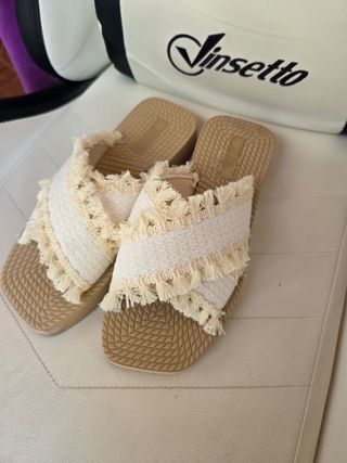 Sandalias planas beige talla 37